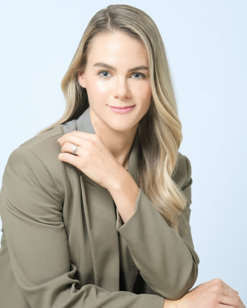 Studio Fictionで撮影したグリーンのジャケットを羽織られた外国人の写真