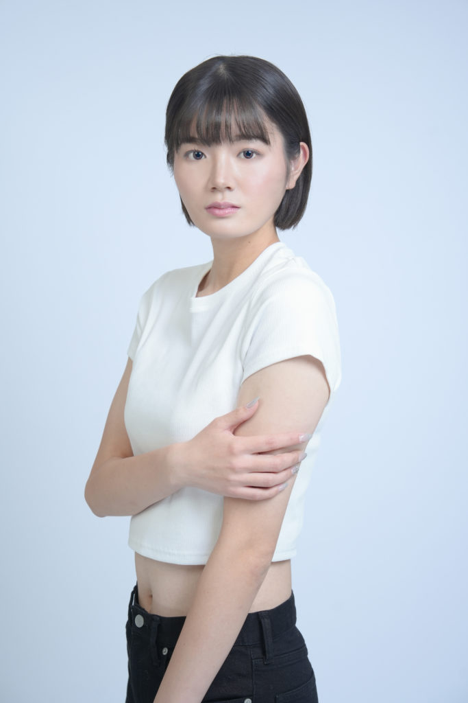 白Tシャツを着た女性を、白背景でナチュラルに撮影したStudio Fictionで撮影したプロフィール用ポートレート