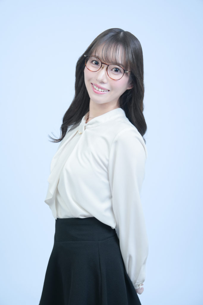 Studio Fictionで撮影した、白のブラウスを着た女性のポートレート写真。