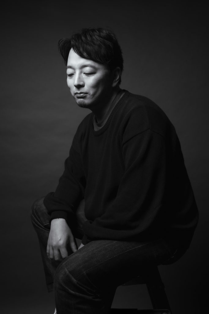 Studio Fictionで撮影した、男性のモノクロの写真