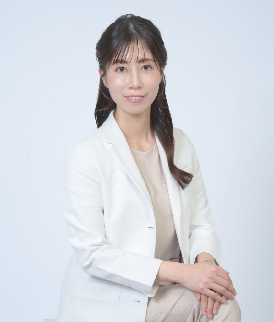 Studio Fictionで撮影した、グレー背景で白衣を着たドクターのポートレート写真