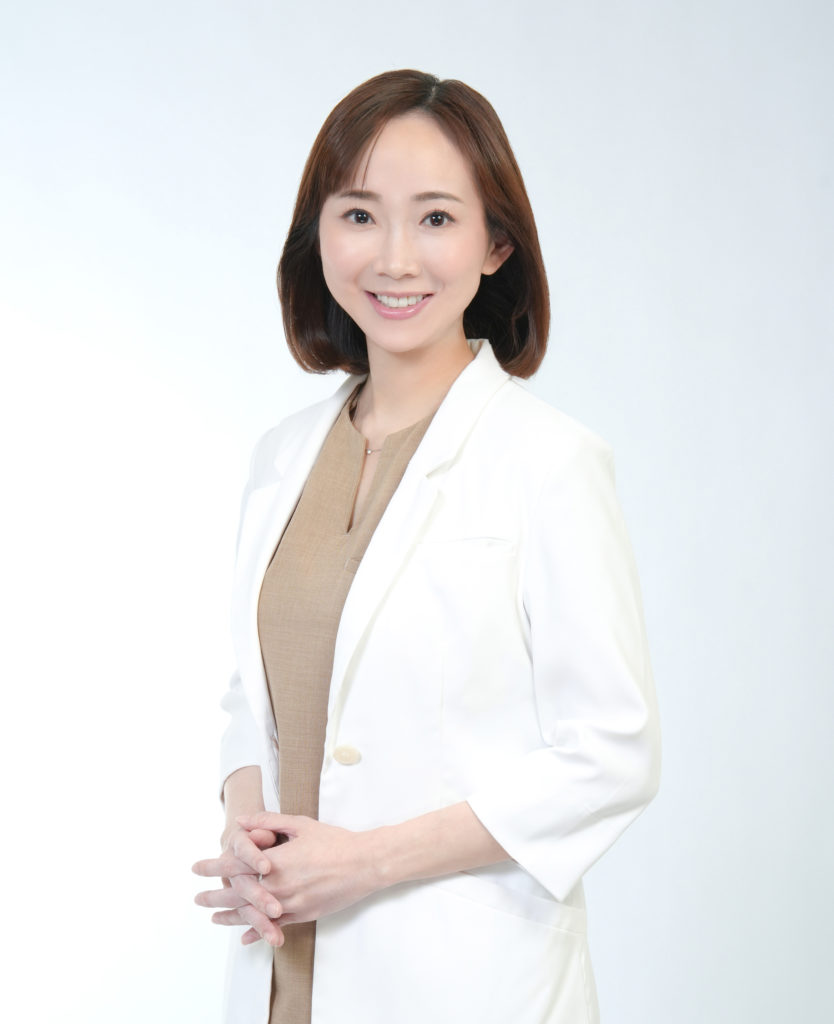 Studio Fictionで撮影した、白色背景でドクターの女性のポートレート写真