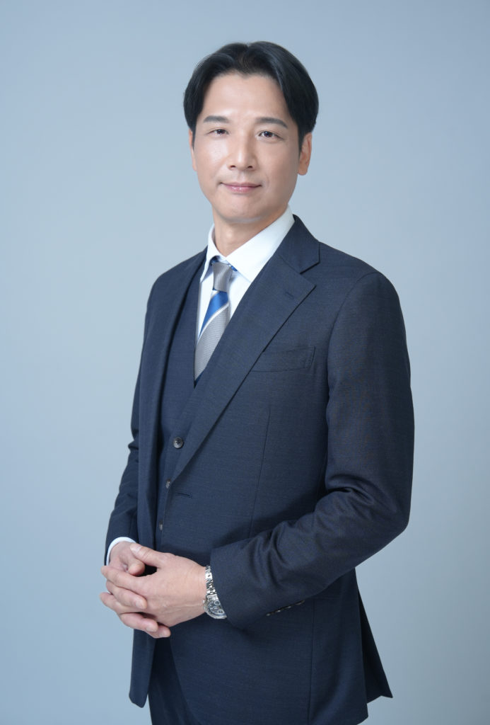 Studio Fictionで撮影した、紺色のスーツを着た男性のポートレート写真