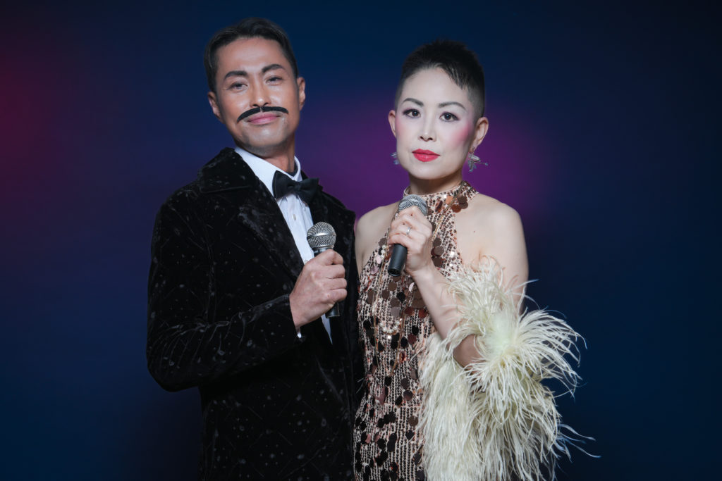 Studio Fictionで撮影した、昭和歌謡風の衣装を身につけた夫婦写真