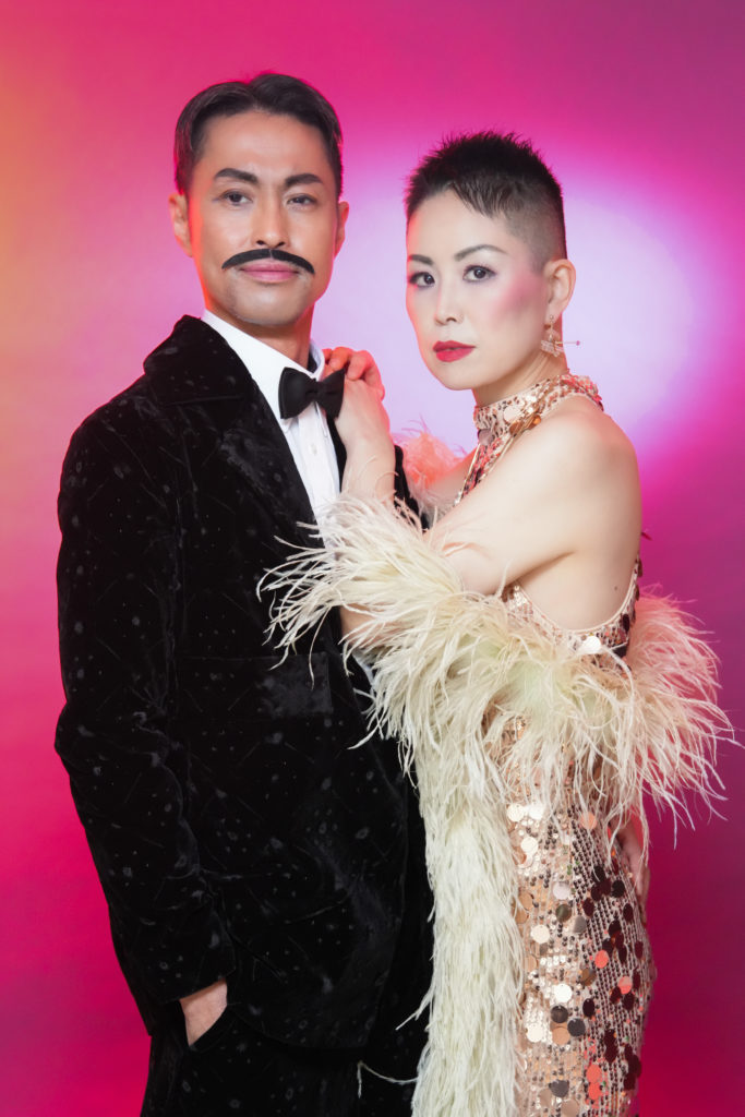 Studio Fictionで撮影した、昭和歌謡風の衣装を身につけた夫婦写真