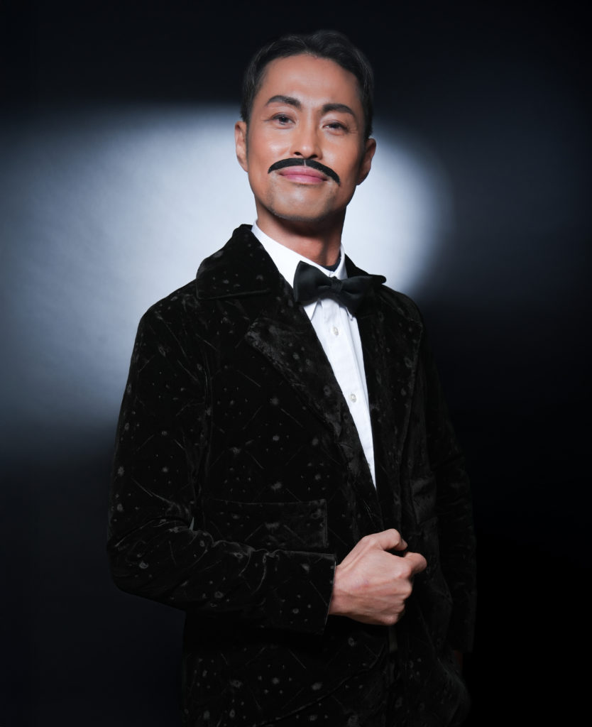 Studio Fictionで撮影した、昭和歌謡風の衣装を身につけた男性の写真