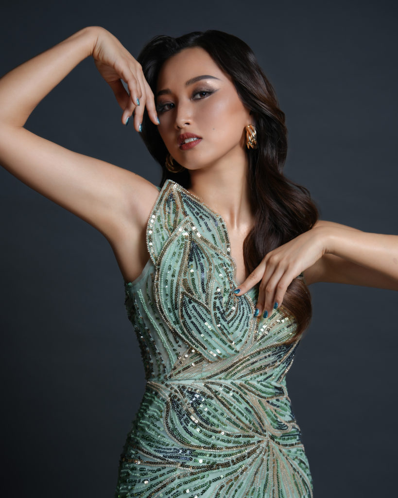 Studio Fictionで撮影した、グレー背景で緑のドレスを着た女性のポートレート写真