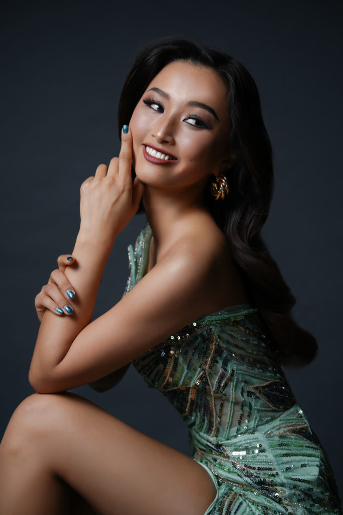 Studio Fictionで撮影した、グレー背景で緑のドレスを着た女性のポートレート写真