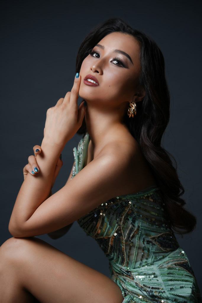 Studio Fictionで撮影した、グレー背景で緑のドレスを着た女性のポートレート写真