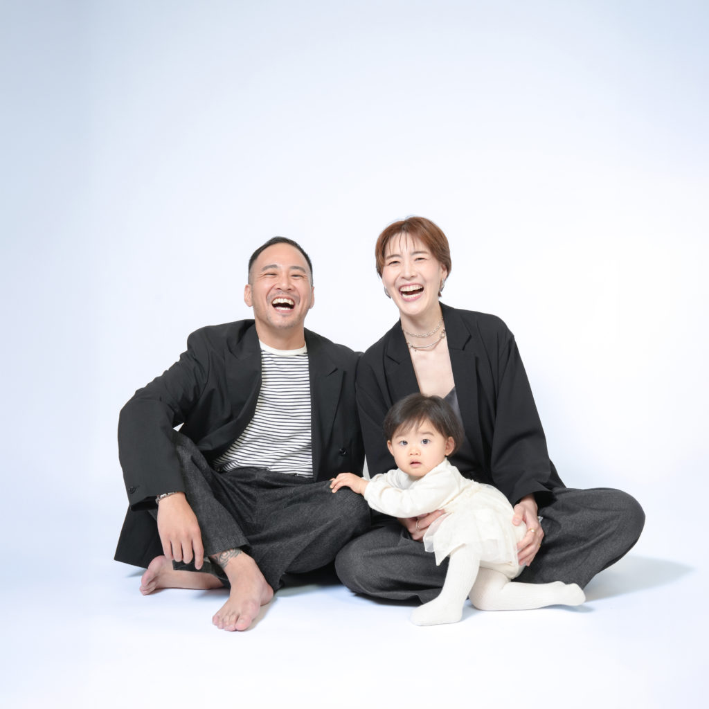 Studio Fictionで撮影した、白色背景の家族写真