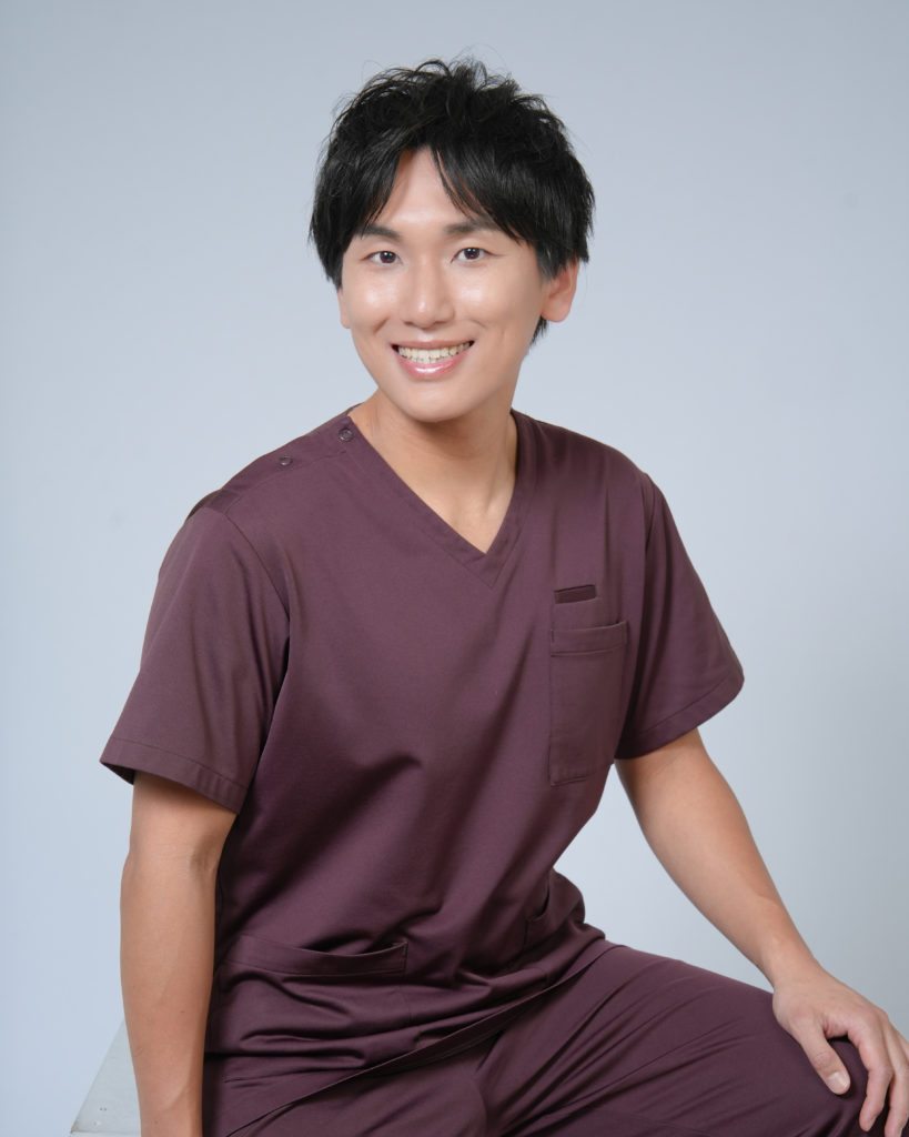 Studio Fictionで撮影した、グレー背景のスクラブを着た男性のポートレート写真