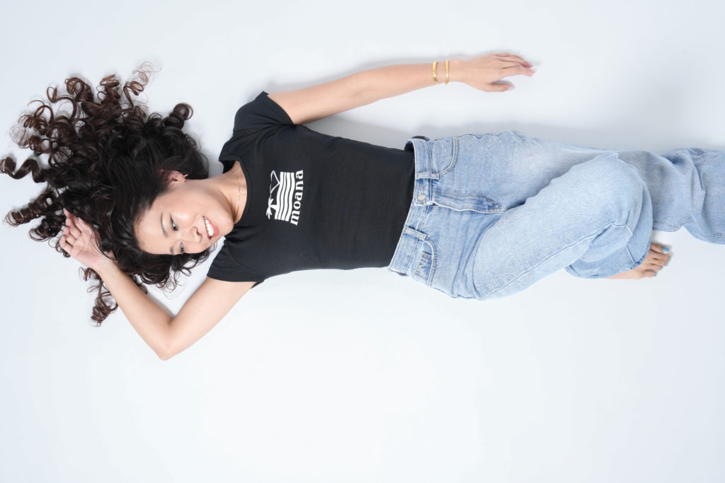 横になて笑っている女性