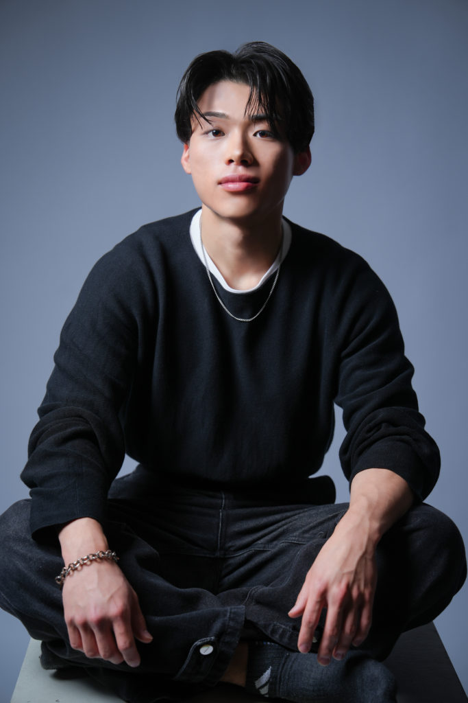 Studio Fictionで撮影した、黒のニットを着た男性のポートレート写真