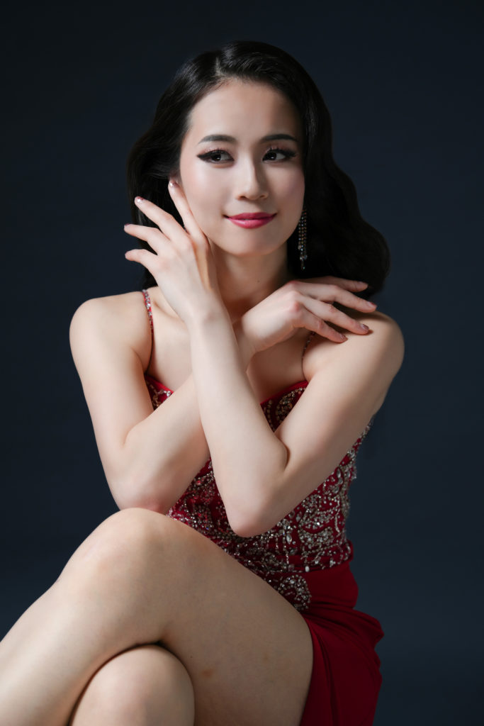 Studio Fictionで撮影した、グレー背景で赤色のドレスを着た女性のポートレート写真