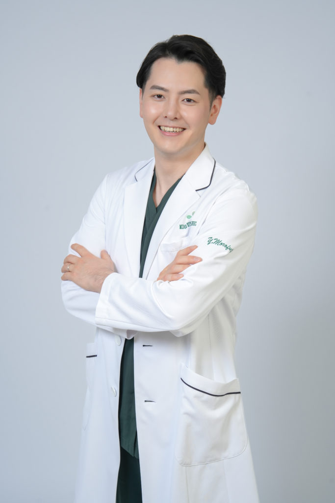 Studio Fictionで撮影した、白背景で白衣を着用した男性ドクターのポートレート写真