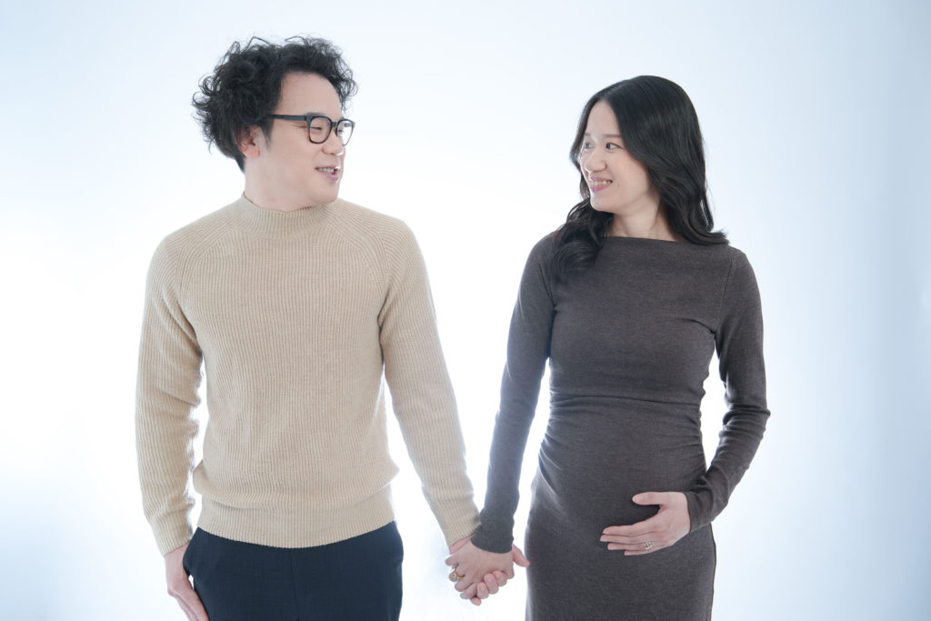 Studio Fictionで撮影した、白背景の女性がマタニティの夫婦写真