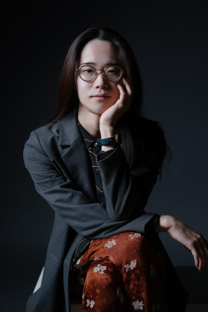 メガネの男性が頬杖ついている